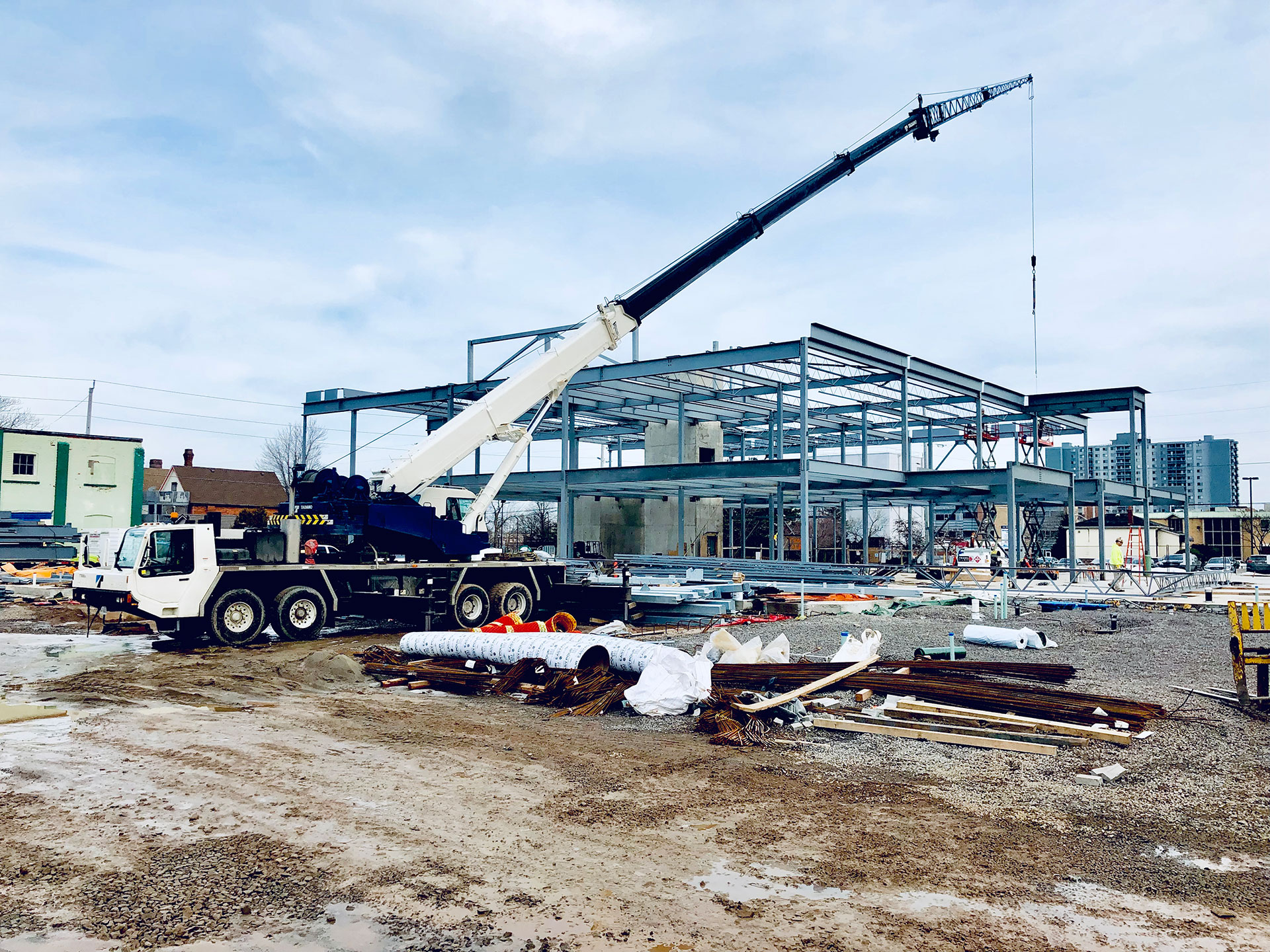top 5 benefits of hiring a mobile crane instead of buying